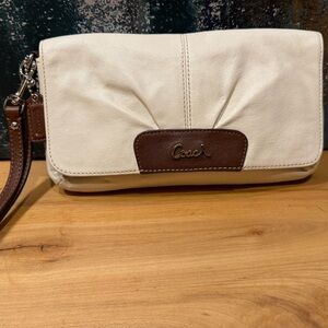 Coach y2K early 2010’s Ashley large leather wristlet - excellent condition